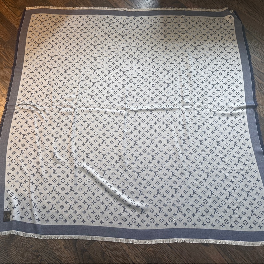 Louis Vuitton Navy and White Monogram Wrap - Picture 3 of 10